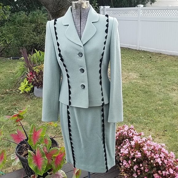 Dresses & Skirts - Vintage Stunning 2 piece Women’s Suit Size 6